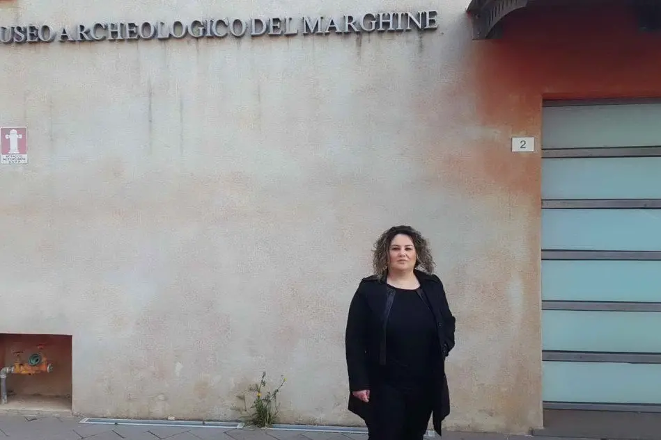 L'assessore Tiziana Atzori davanti al museo (foto L'Unione Sarda - Oggianu)
