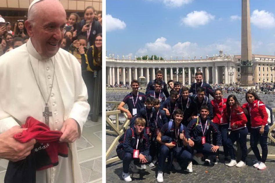 Papa Francesco con la maglia rossoblù. A destra, i baby calciatori in trasferta a Roma (Cagliari Calcio)