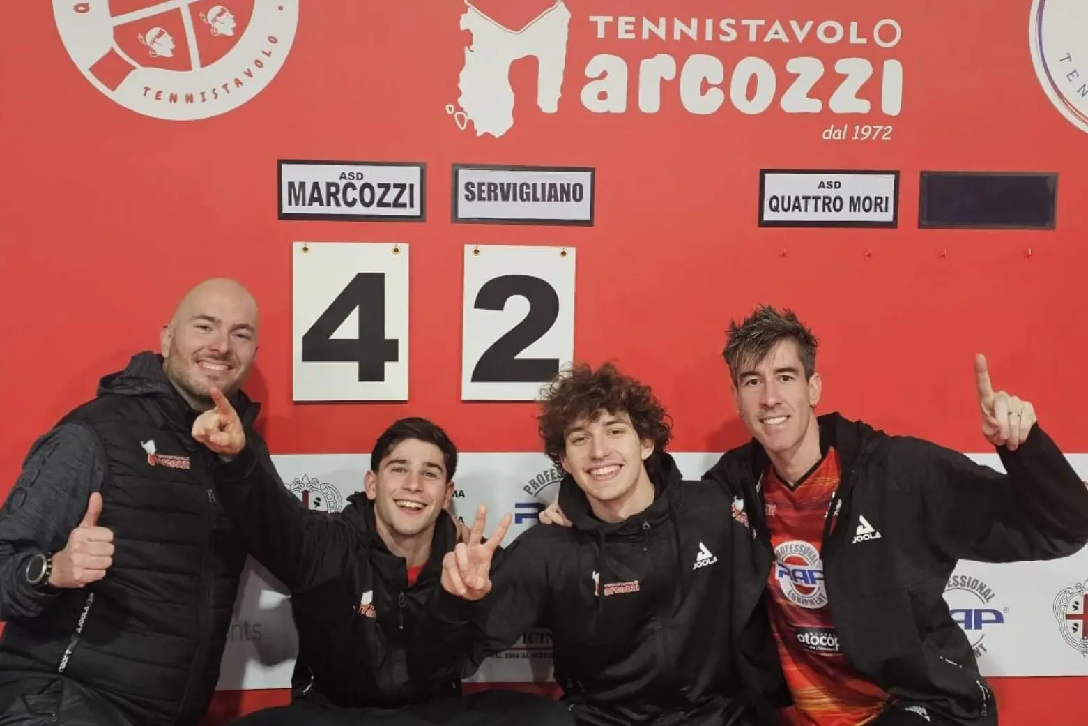 La Marcozzi festeggia la vittoria con il Servigliano e il primo posto nella Serie A1 maschile: da sinistra il coach Ferrero, Rossi, Vallino Costassa e Mendes (foto ASD Marcozzi)