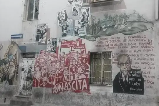 Emilio Lussu ritratto su un murale a Orgosolo (Ansa)