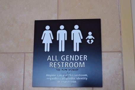 La Corte Suprema dà ragione a un transgender sull’utilizzo dei bagni nella scuola