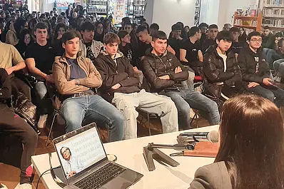 Studenti sardi in un'immagine simbolo (Foto archivio)