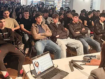 Studenti sardi in un'immagine simbolo (Foto archivio)
