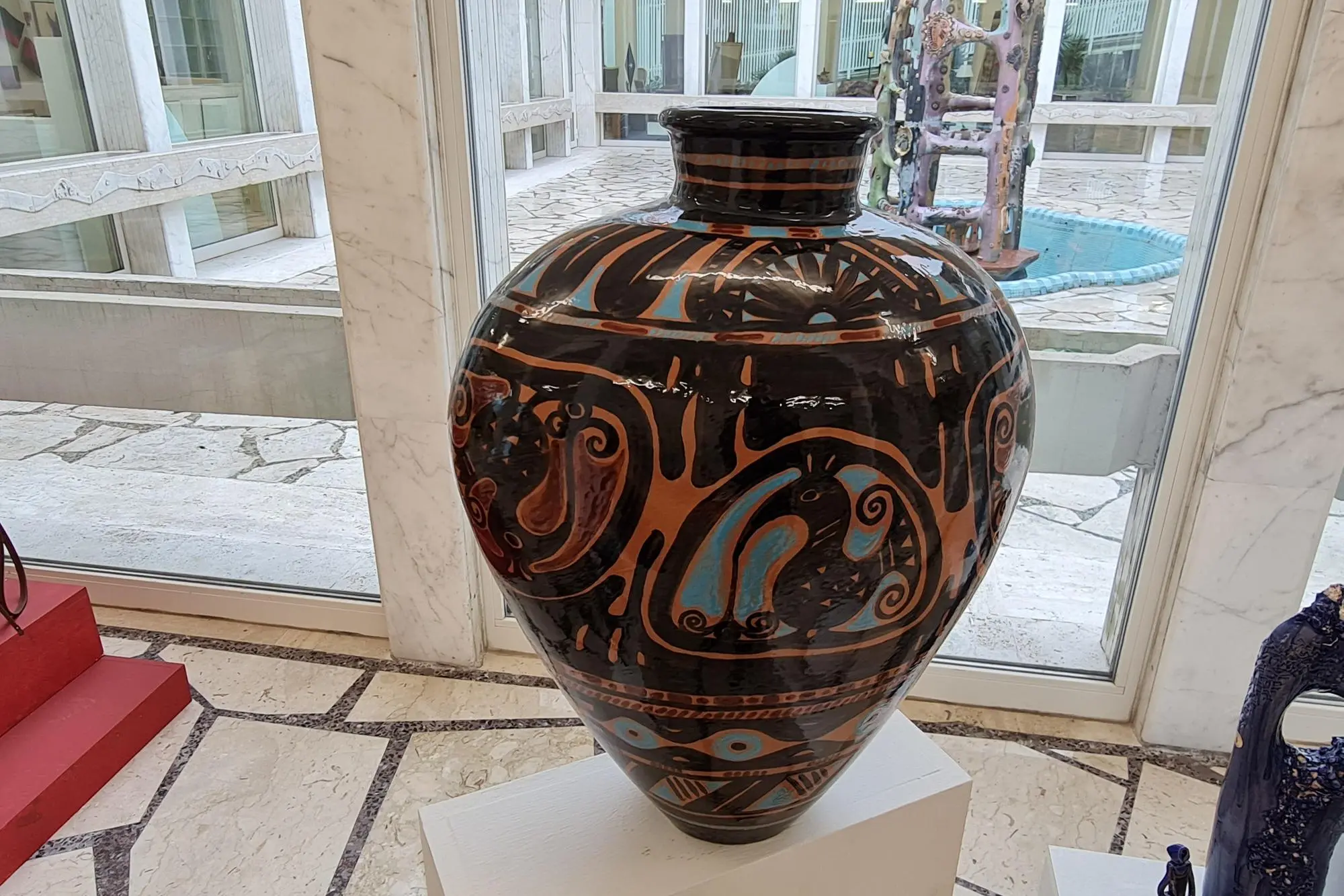 Alcune ceramiche esposte al Padiglione Tavolara di Sassari (foto concessa)