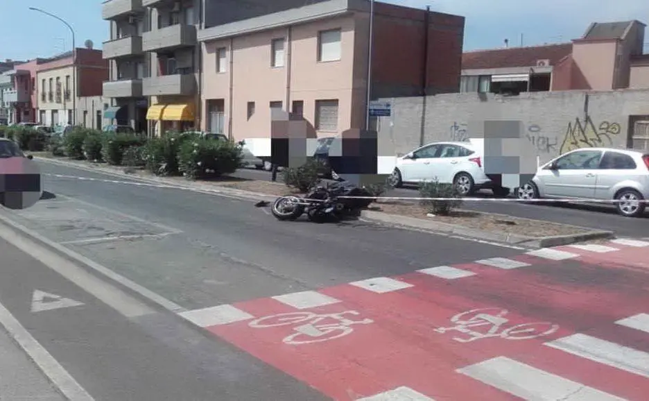 Incidente a Monserrato, muore un motociclista. Le immagini