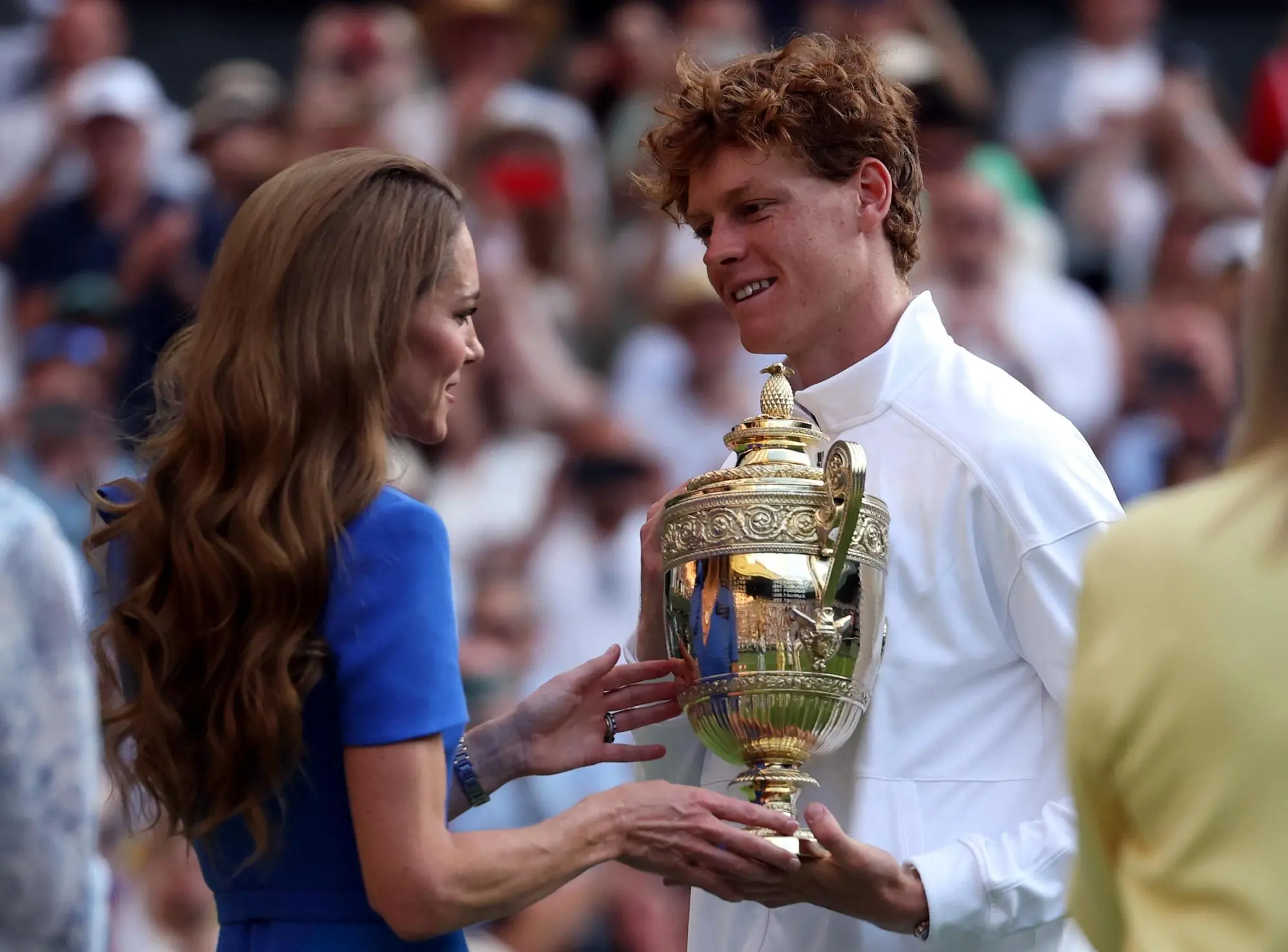 Sinner riceve il trofeo dalla principessa Kate (Ansa)