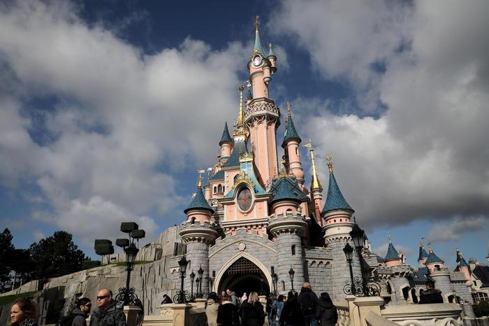 Finge un tumore e con 10mila euro di donazioni vola a Disneyland, condannata a 15 mesi di carcere