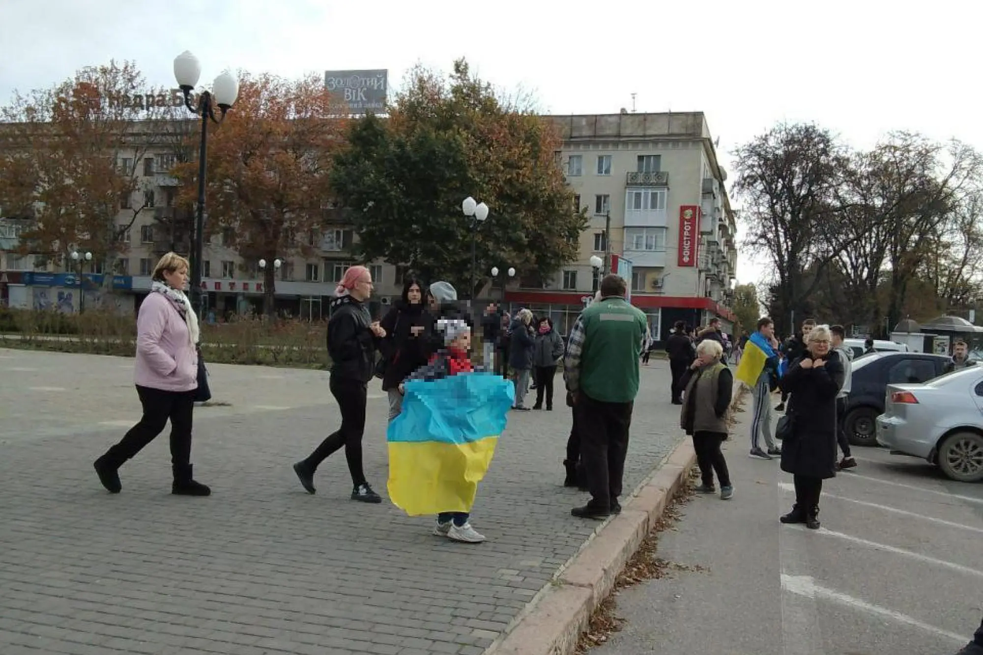 Kherson, cittadini in festa dopo il ritiro russo (Ansa)