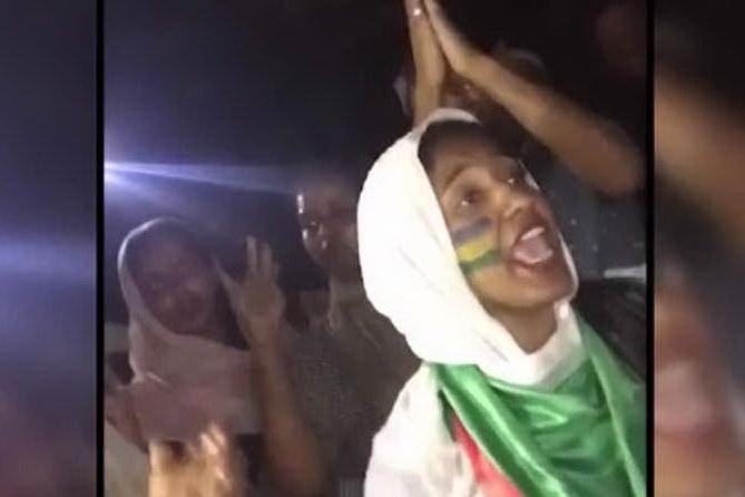 Alaa, la &quot;regina nubiana&quot; simbolo della protesta in Sudan