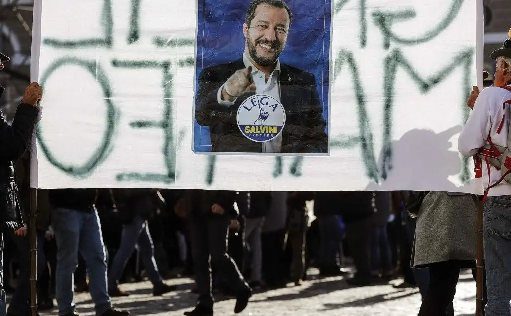 Uno striscione per Salvini (Ansa)