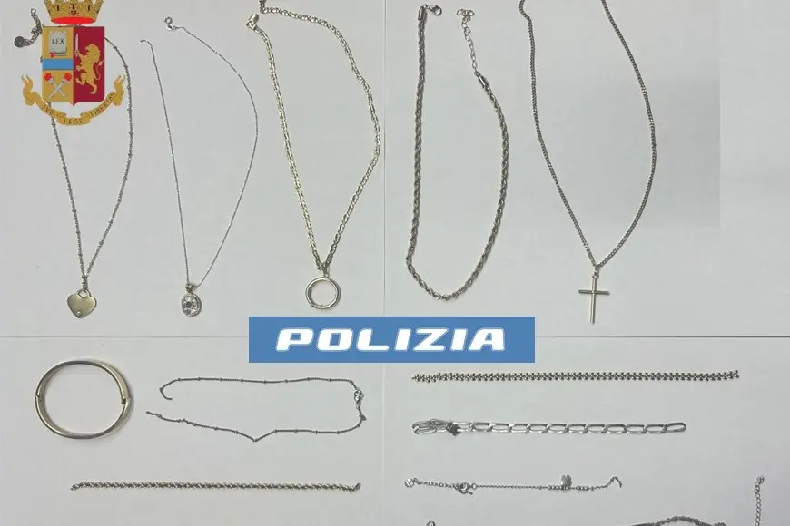 I gioielli sequestrati dalla Squadra mobile (foto polizia)