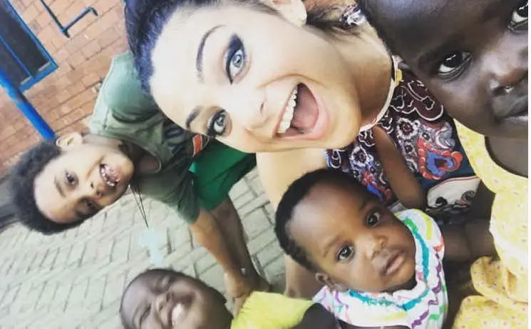 Federica in Africa con i bambini orfani