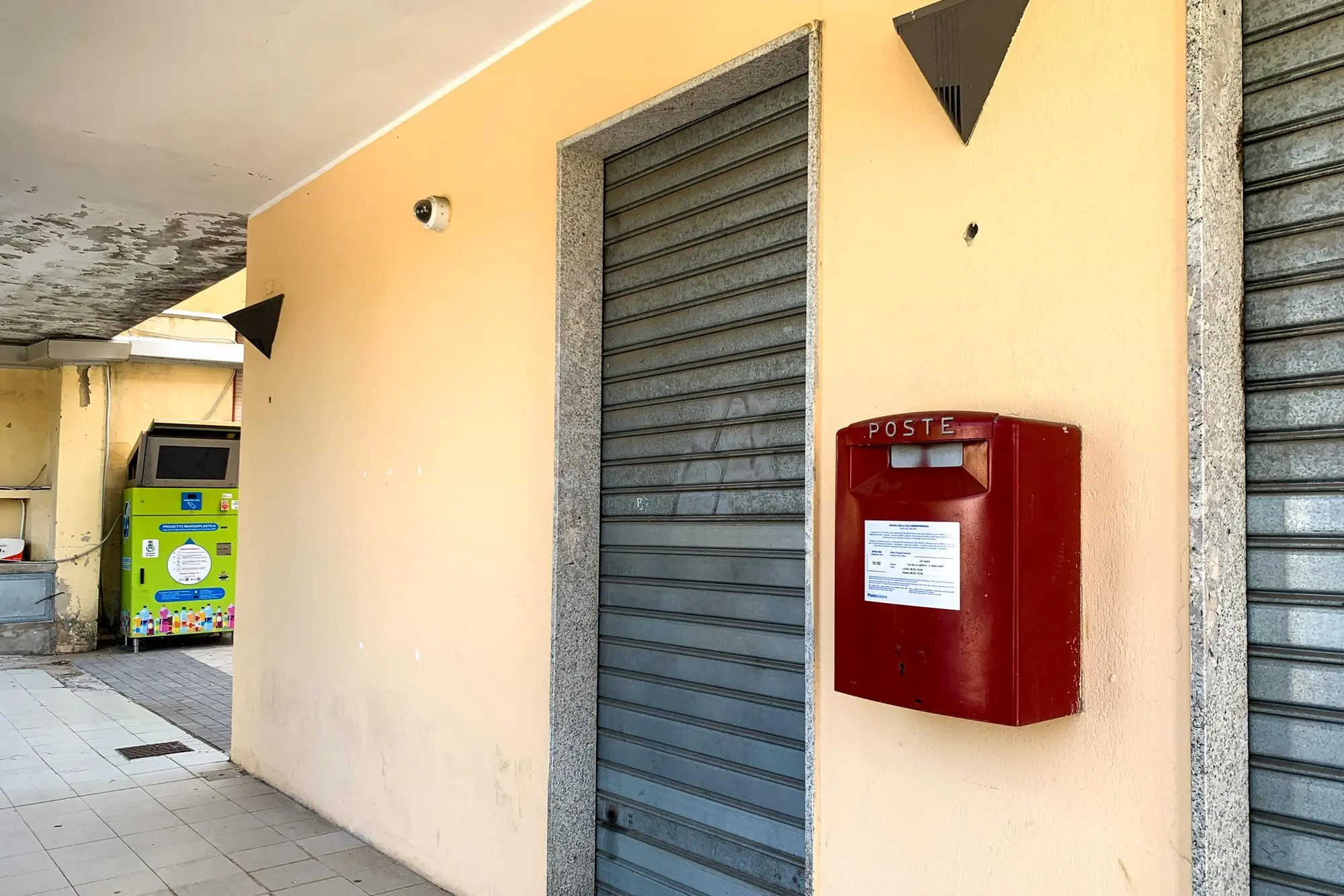 Gairo, la filiale chiusa dopo la rapina (foto Loi)