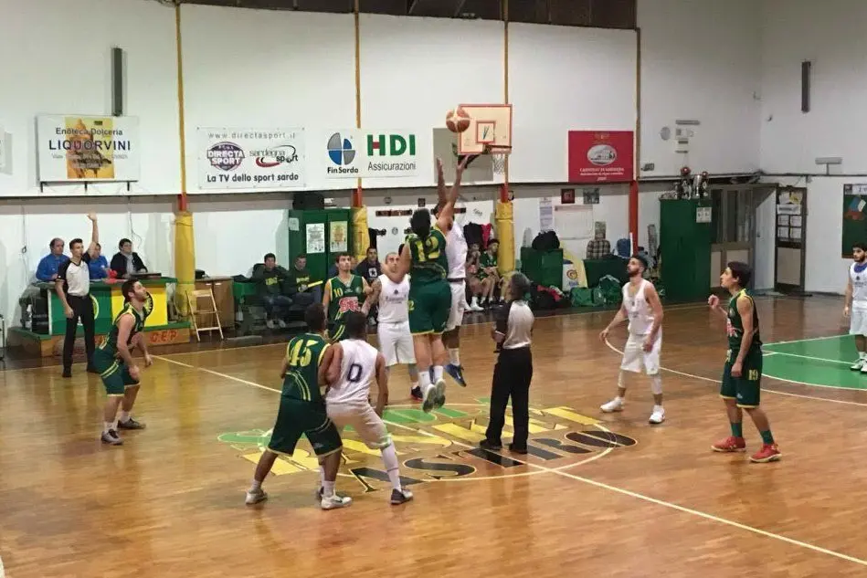 Palla a due tra Scuola basket Cagliari e Sulcis Spes Sant'Antioco