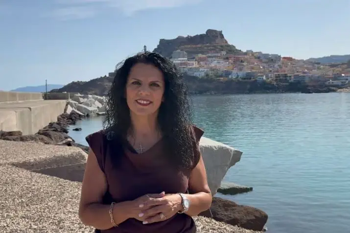Maria Lucia Tirotto, sindaca di Castelsardo nel porto turistico (foto concessa)