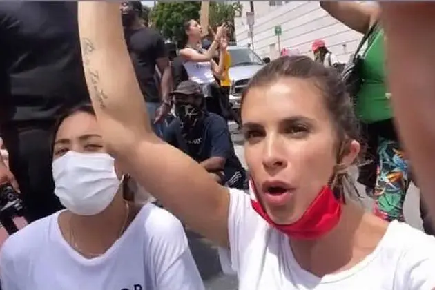 Elisabetta Canalis durante le proteste a Los Angeles (da Instagram)