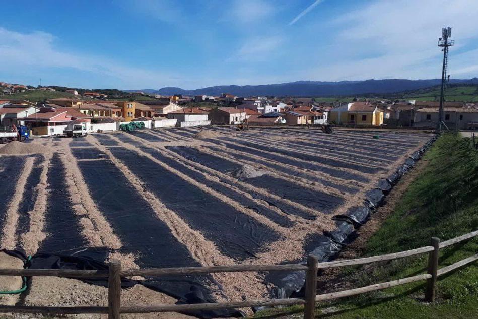 Procedono i lavori nel campo sportivo Santa Chiara di Oschiri (L'Unione Sarda - foto Tellini)