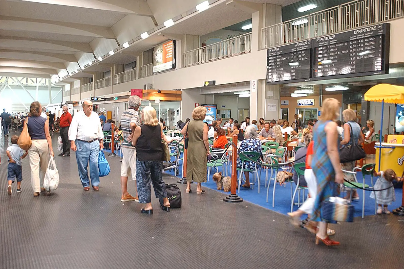 Turisti all'aeroporto di Olbia (archivio-Satta)
