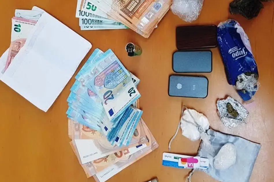 La droga e i soldi sequestrati (foto carabinieri Nuoro)