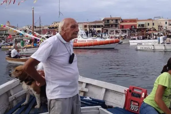 Cochi Cordella in una regata di vela latina (foto concessa dalla famiglia Cordella)