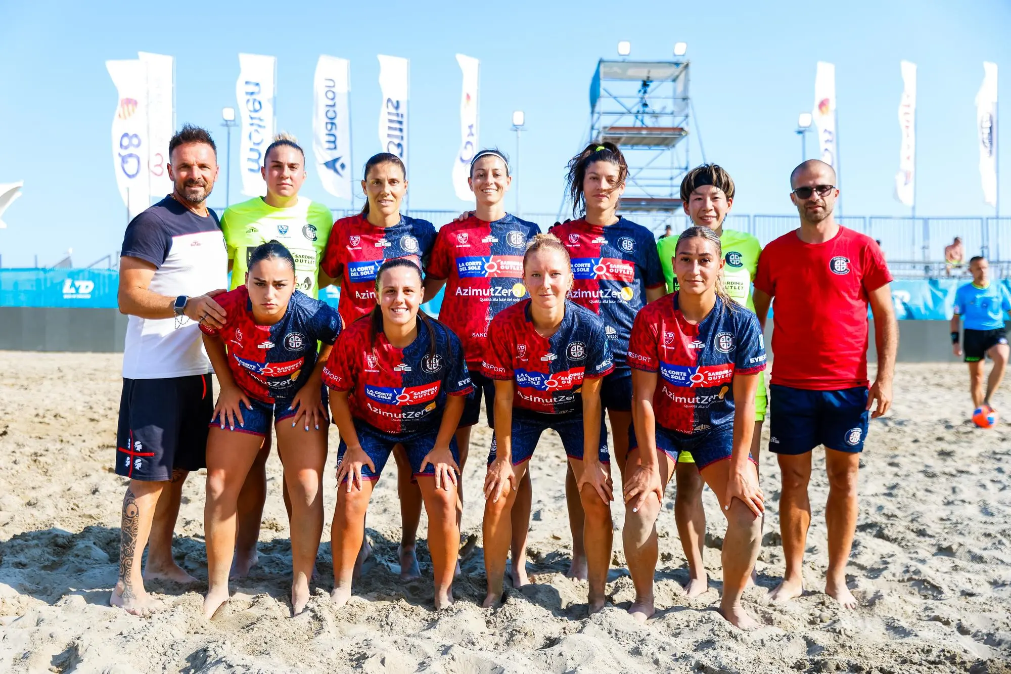 Il Cagliari Beach Soccer schierato prima della partita contro Milano (foto LND)