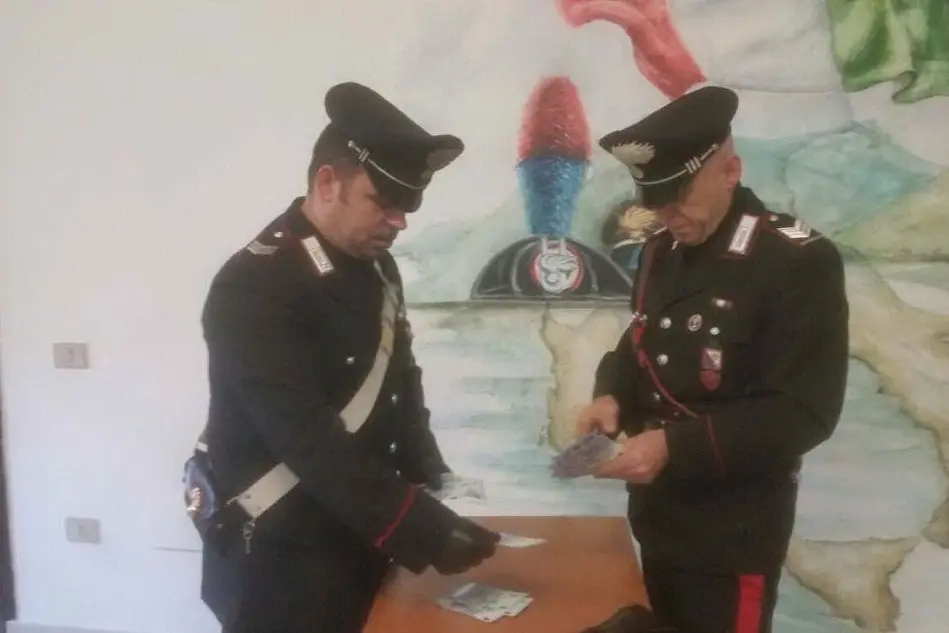 I carabinieri con le banconote da 20 euro false