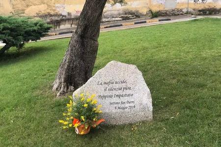 Settimo San Pietro: un fiore per ricordare Peppino Impastato, ucciso dalla mafia in Sicilia