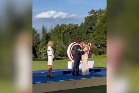 Su X Macron accoglie Meloni sulle note di "Felicità"