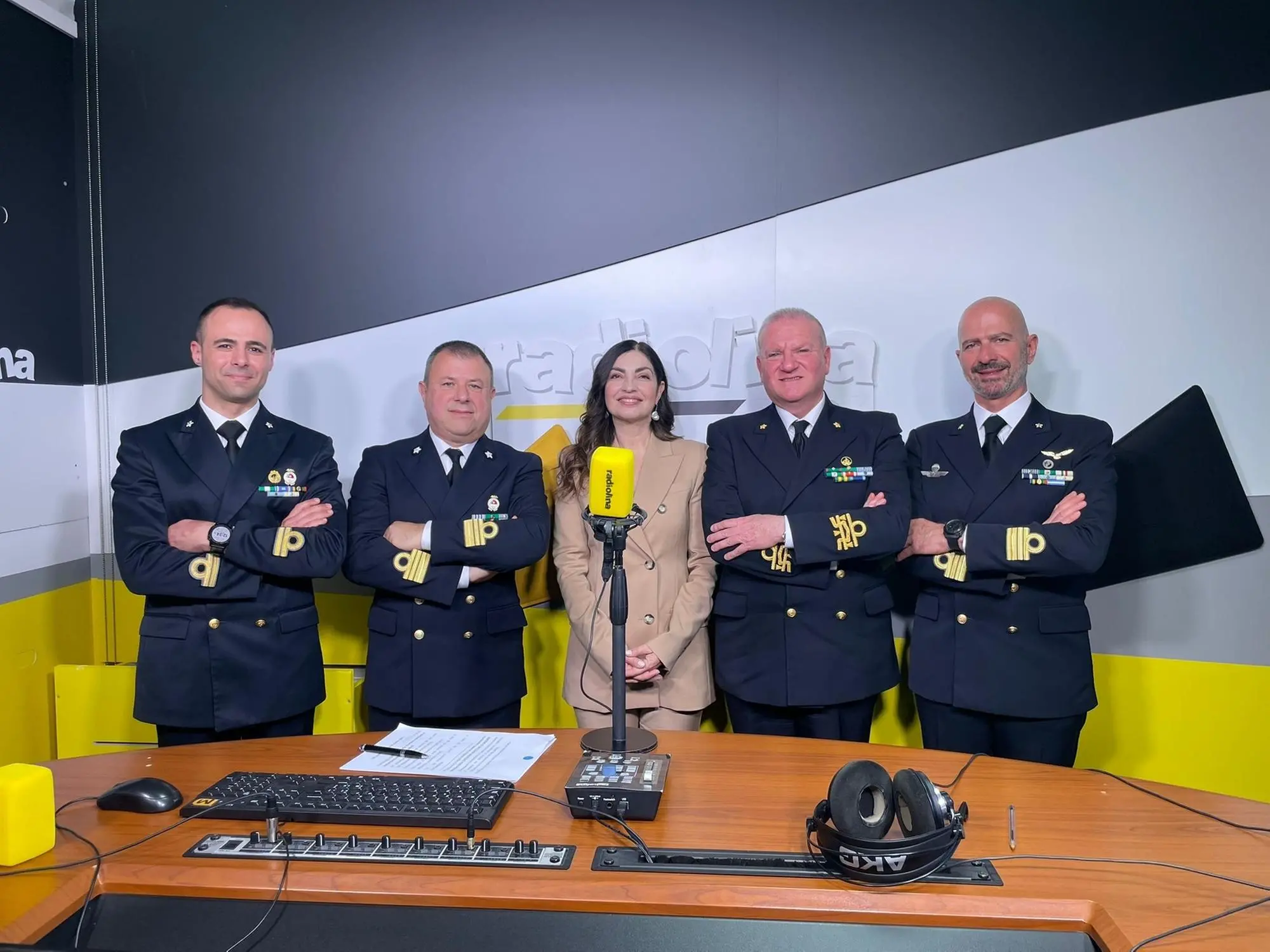 Egidiangela Sechi con alcuni ufficiali della Capitaneria di porto di Cagliari a Radiolina