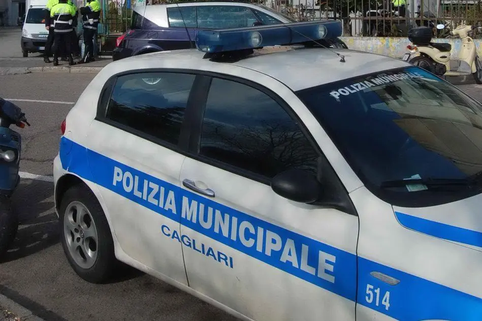Un'auto della polizia municipale