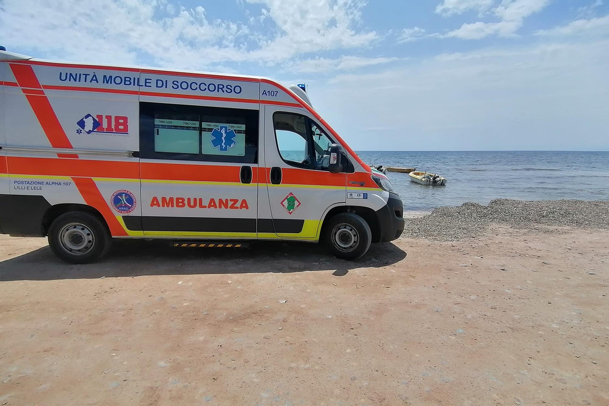 Un'ambulanza in spiaggia (Foto Sinnai Soccorso Facebook)