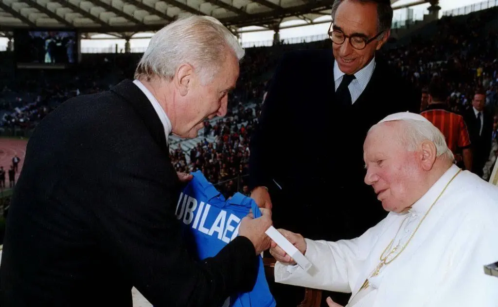 Regala la maglia della Nazionale a Giovanni Paolo II