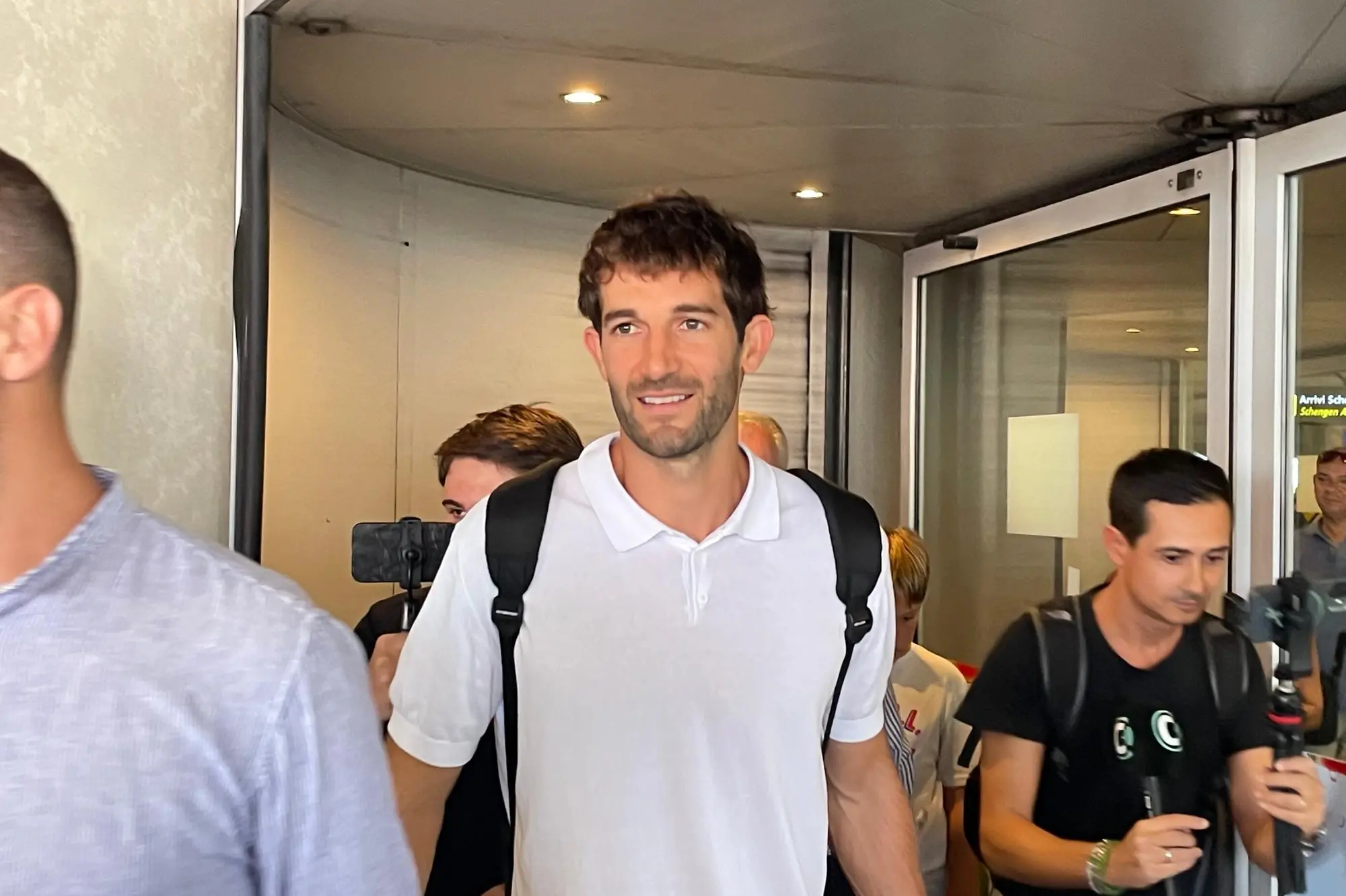 Roberto Gagliardini all'arrivo all'aeroporto di Cagliari-Elmas (foto Spignesi)