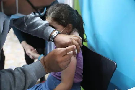 (ARCHIVIO) A nurse injects a child with a first shot of a COVID-19 vaccine in Jerusalem, Israel, 23 November 2021. Israel launched a campaign to offer Covid-19 vaccine dose for children between 5 and 12 years old EPA/ABIR SULTAN