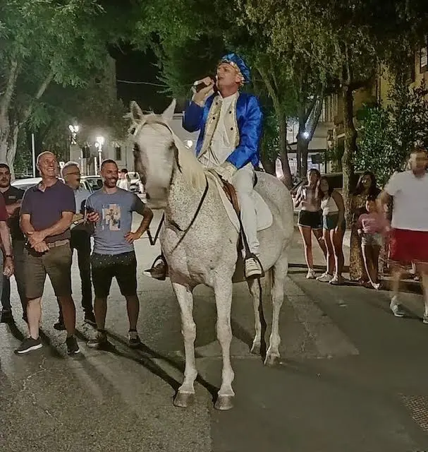 Scano Montiferro, la serenata del principe azzurro a cavallo alla futura moglie