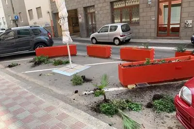 Fioriere rovinate\u00A0nel quartiere\u00A0Villanova a Cagliari (foto archivio L'Unione Sarda)