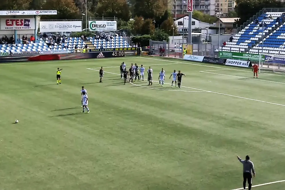 Punizione di Biancu nel match Entella-Olbia (L'Unione Sarda - Giagnoni)