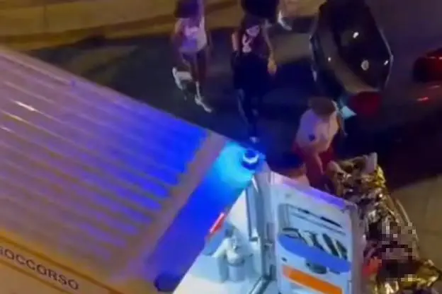La ragazza soccorsa davanti alla chiesa di Sant’Anna in un’immagine tratta dal video circolato sui social
