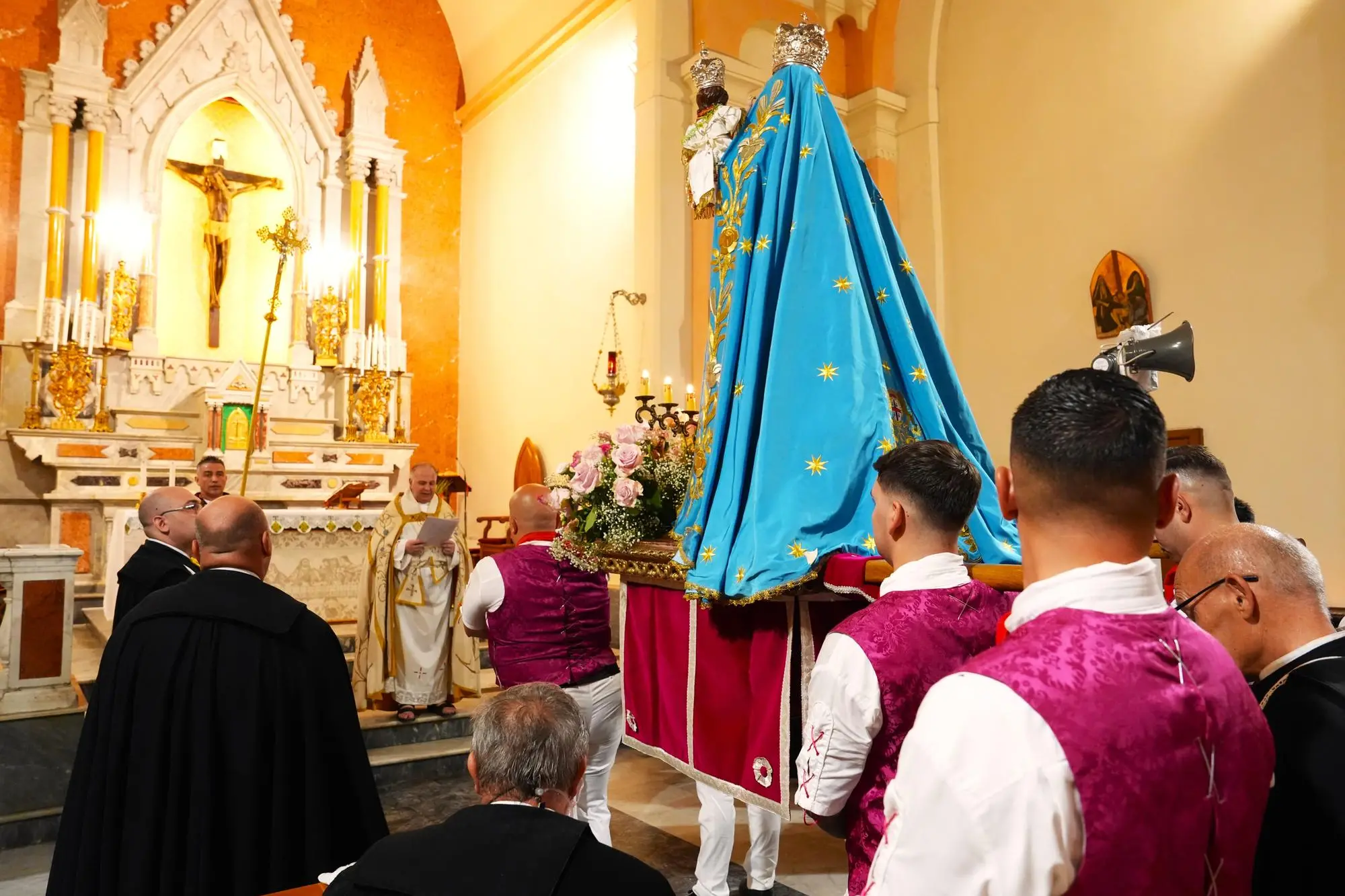 L'incontro tra i simulacri di Nostra Signora del Buon Cammino e del Crocifisso nella chiesa di Sant'Apollinare