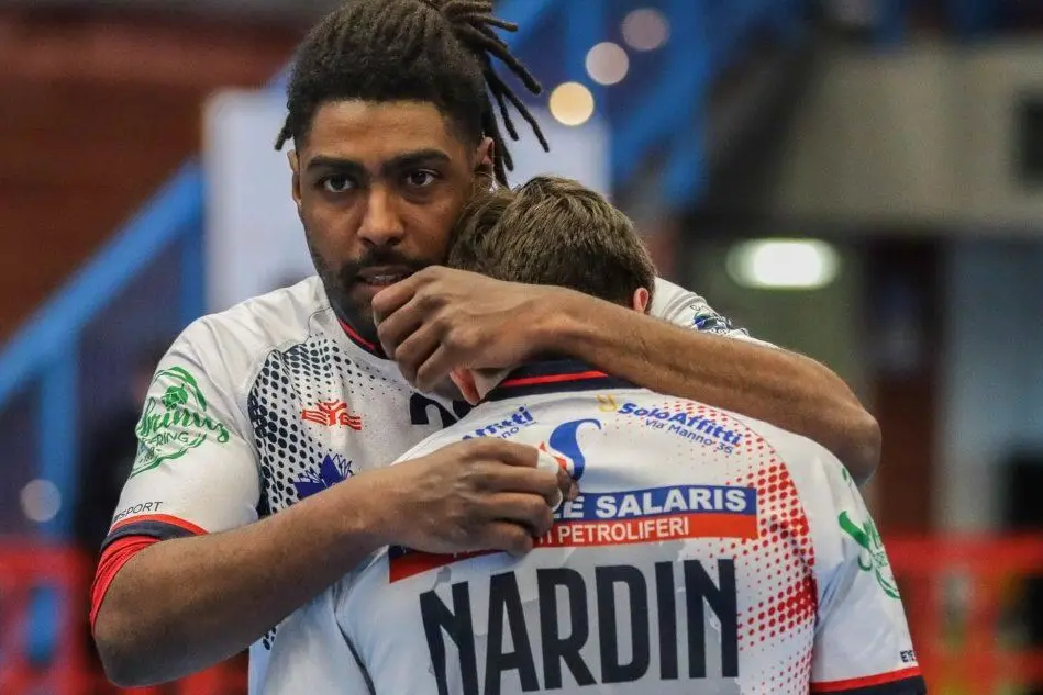 L’abbraccio tra il capitano della Raimond, Francesco Mbaye, e lo sconsolato Giovanni Nardin, mvp della partita (foto Isabella Gandolfi per Figh)