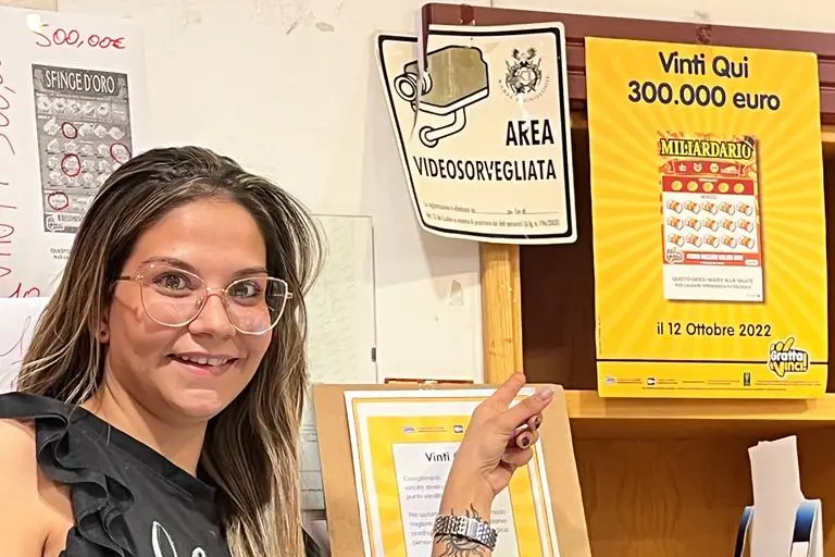 Erika Ligas mostra il cartellone della vincita a Sinnai (L'Unione Sarda - Andrea Serreli)