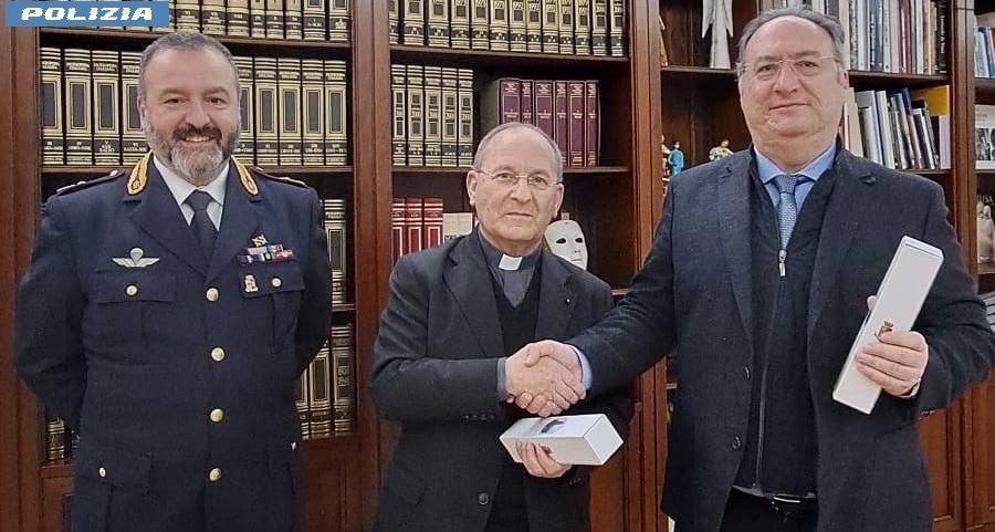 Il Questore dona alle Diocesi di Nuoro e Lanusei l’olio del Giardino della Memoria di Capaci