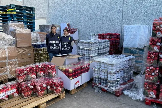 Gli addobbi natalizi sequestrati (Foto Guardia di Finanza)