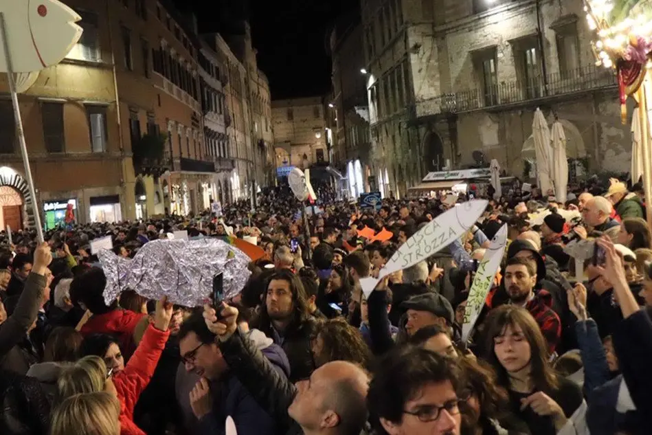 Il popolo delle "sardine" in piazza (Ansa)