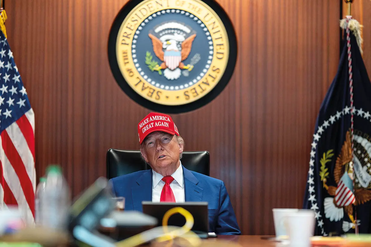 Donald Trump nella Situation Room della Casa Bianca (Ansa-Epa)