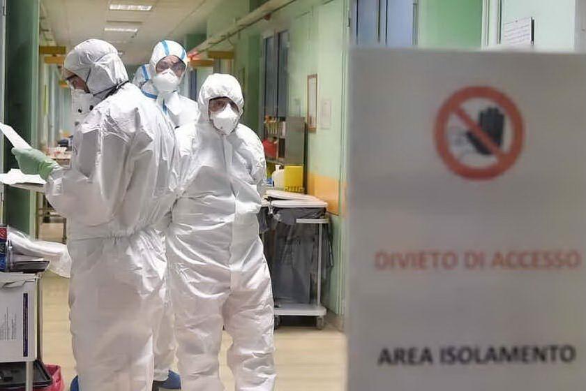 Virus, in Italia i decessi sono 323. I contagi giornalieri restano sopra quota 2000