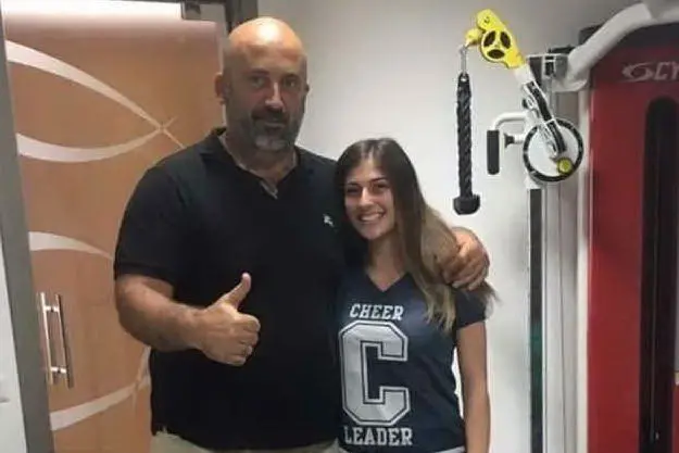 Silvia Basolu, con il dottor Marco Conte, che l'ha operata al ginocchio