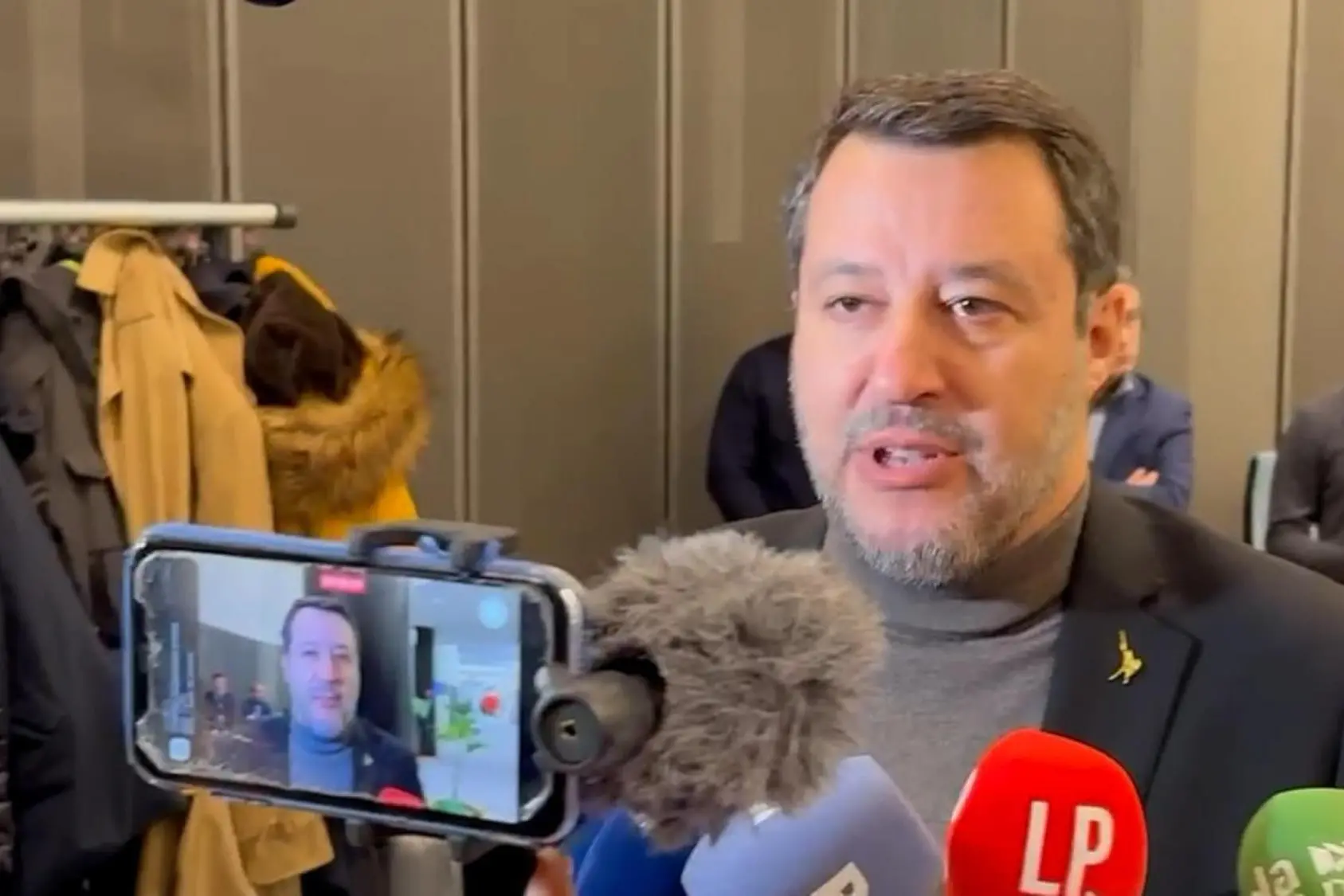 Matteo Salvini con i giornalisti (foto Ansa)