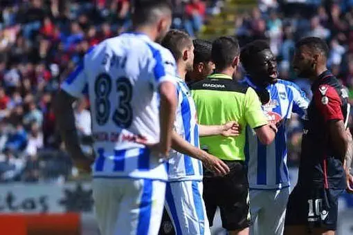 Muntari discute con Joao Pedro e l'arbitro