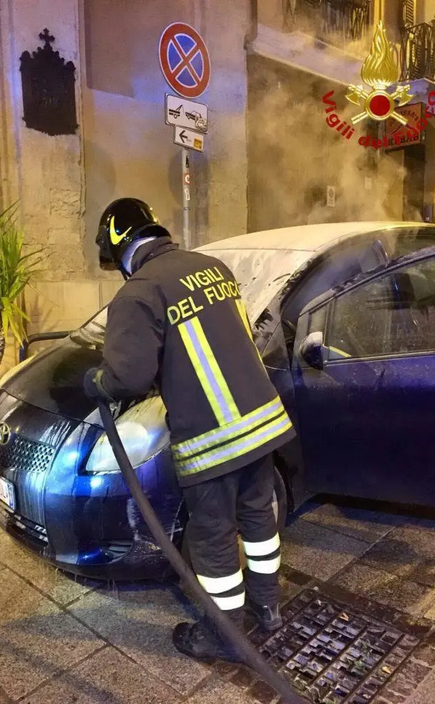 L'auto distrutta dalle fiamme in via Torino